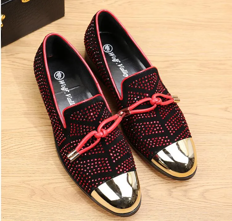 Nieuwe mode casual formele schoenen voor mannen zwart / rood / wit lederen kwast mannen trouwschoenen goud metallic heren bezaaid loafers 38-46