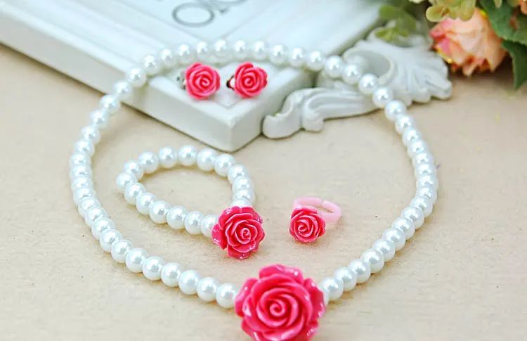 Schöne Baby Mädchen Imitation Perlen Perlen Schmuck Rose Blume Halskette Armband Ringe Ohrringe Set Kinder Kinder Geschenk