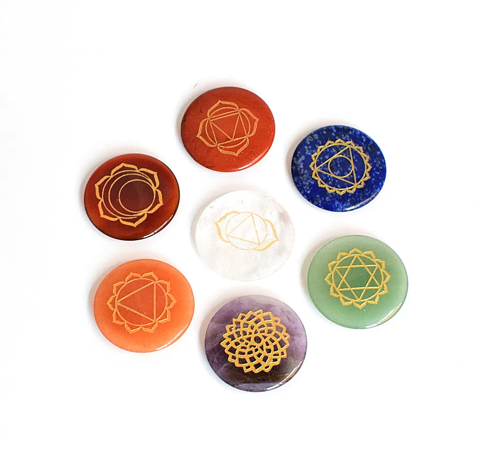 Zestaw 7 sztuk Ultrathin Natural Chakra Kamienie Grawerowane Symbole czakry lecząc kryształowe okrągłe kamienie palmowe za pomocą wolnej torebki