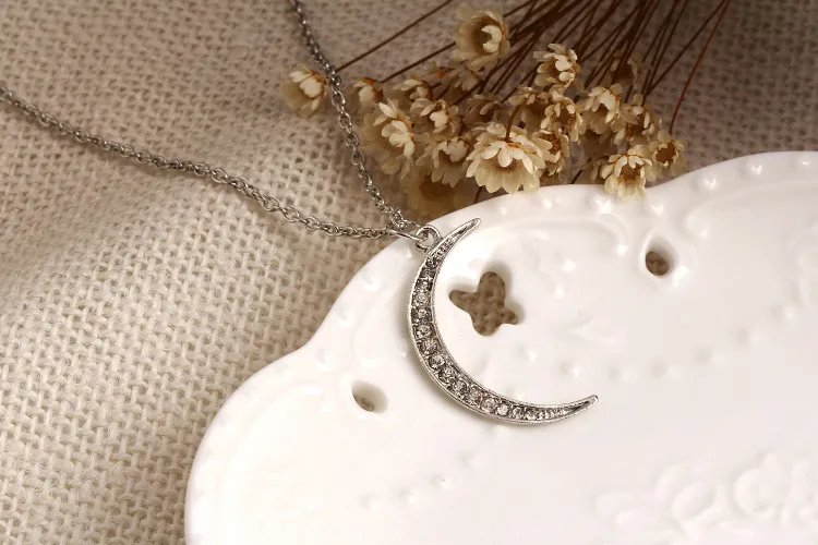 Temperamento alla moda Crystal Moon con collana di trapano Semplice strato singolo in metallo accessori accessori catena maglione