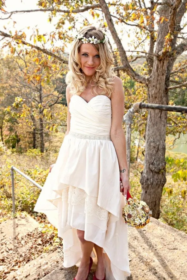 Country High Low Wedding Dresses Sweetheart Ruched Sleeveless Layers Tiered Skirt Short Beach Wedding Dress Hi Lo Bridal Gowns Sash