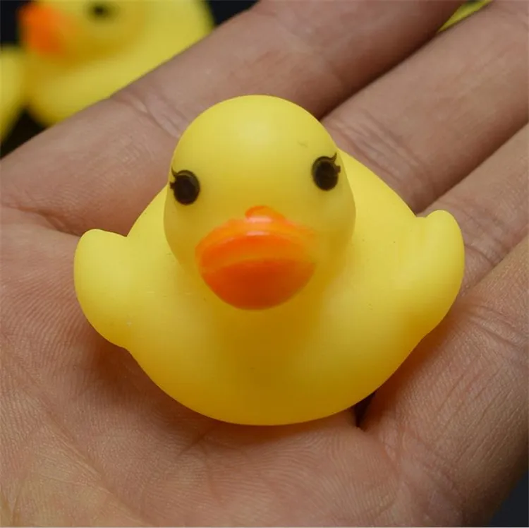 Alta qualità Baby Bath Water Duck Toy Sounds Mini Yellow Rubber Ducks Bagno Piccola anatra giocattolo Bambini Nuoto Spiaggia Regali Giocattoli da bagno GC50