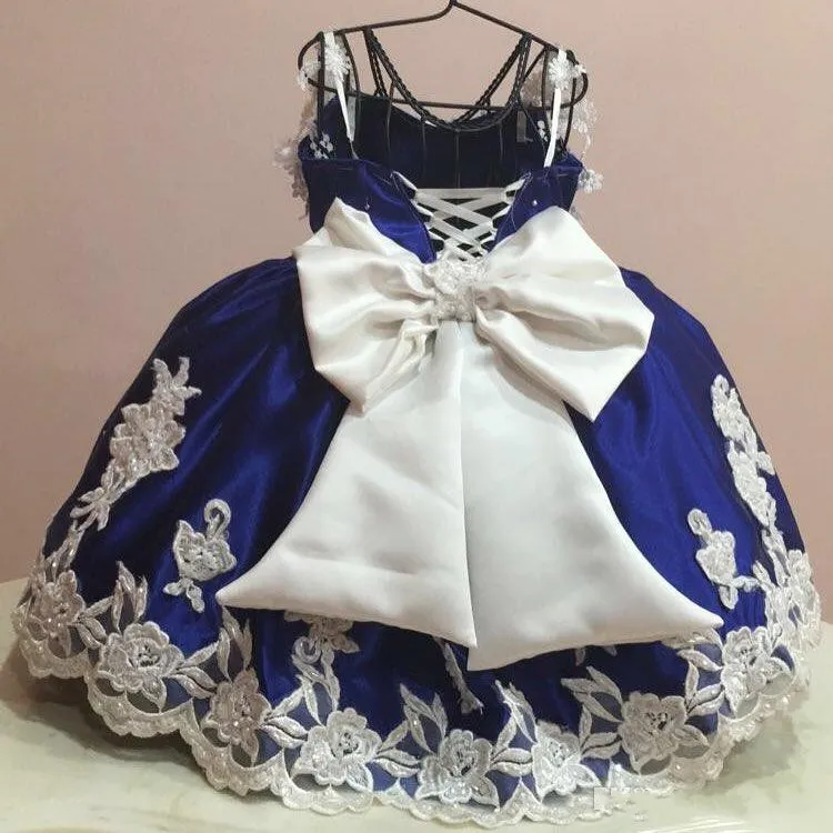 Royal Blue First Communion Dresses Småbarn Appliques Sash Backless Flower Girls Klänningar För Bröllop Back Lace Up Bow Girls Pageant Dress