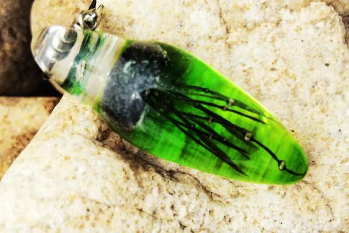 送料無料緑色の背景ガラスダーククールクラゲ魅惑的なペンダントネックレス