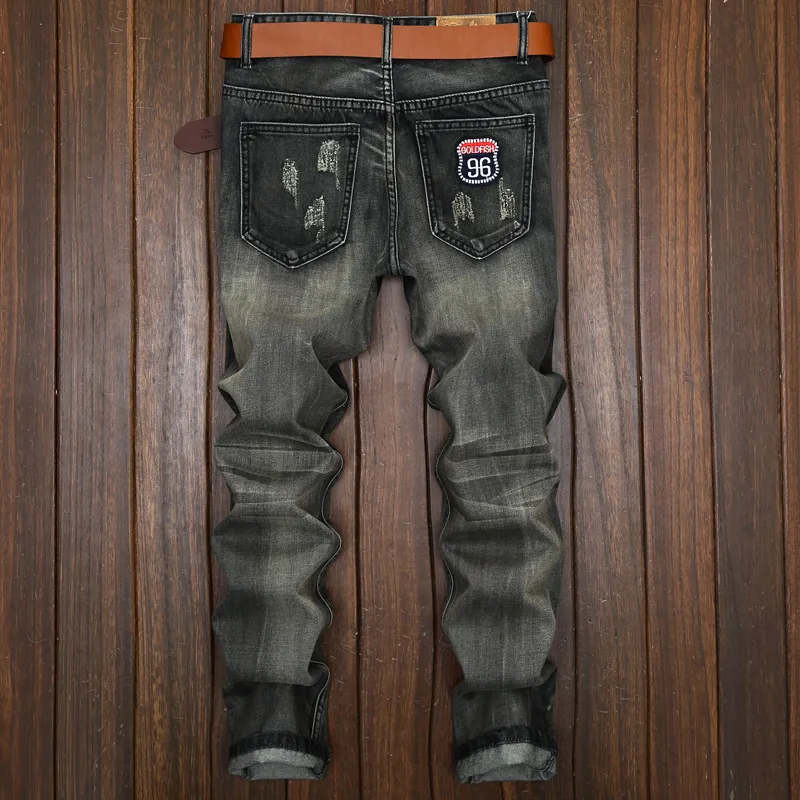 Mode män byxor gammal jeans emblem male rakt jean slim hål patchar jeans