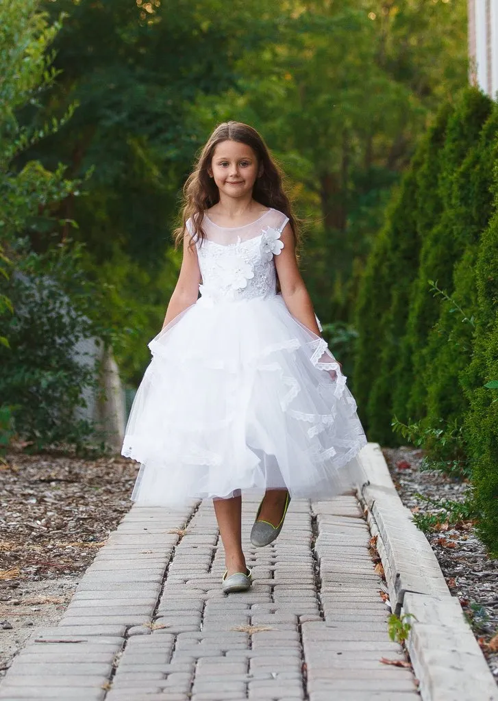 Moda Princesa Estilo Branco / Marfim Vestidos Da Menina de Flor de Renda com Flor e Babados Saia Ballgown Primeira Comunhão Vestido Comprimento Chá