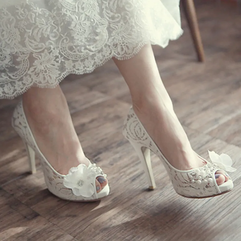 Luxuriöses Modell Braut-Spitzenschuhe Peep Toe Koren Weiße Hochzeitsschuhe Modische Plateau-Stiletto-Absatz-Schuhe für die Brautmutter