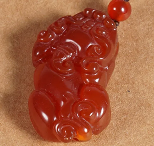 Ágata vermelha natural - mão-esculpida amuleto para fazer uma fortuna. Pingente de colar pingente