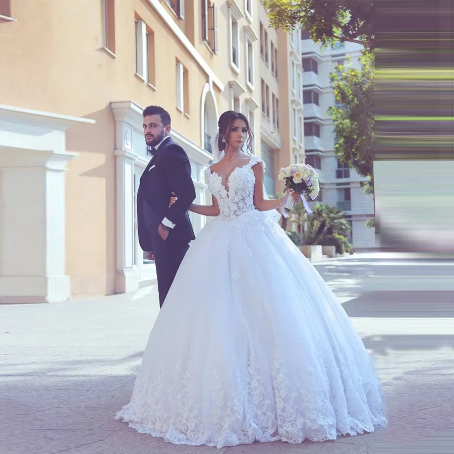 2019 Bollkakor Bröllopsklänningar Vintage Lace Up Back Applique Brides Klänning Lång Robe de Mariage Appliques Ruffled Tulle Spirt Vestido de Noiva