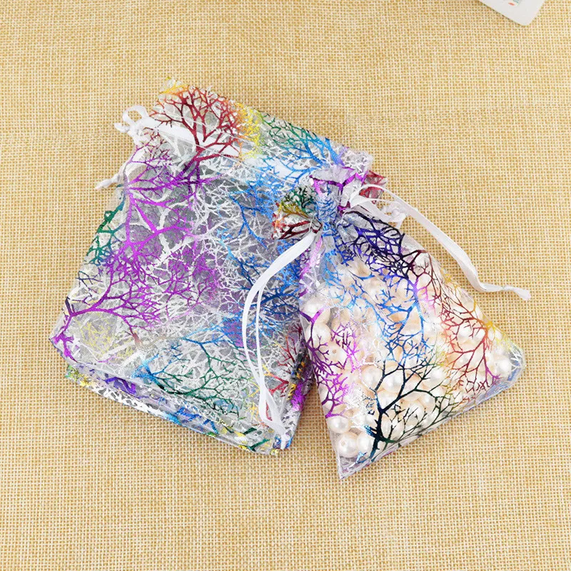 Coralline Organza Drawstring Smycken Förpackning Påsar Party Candy Bröllop Favor Giftväskor Design Sheer med Gilding Pattern 10 x14cm 