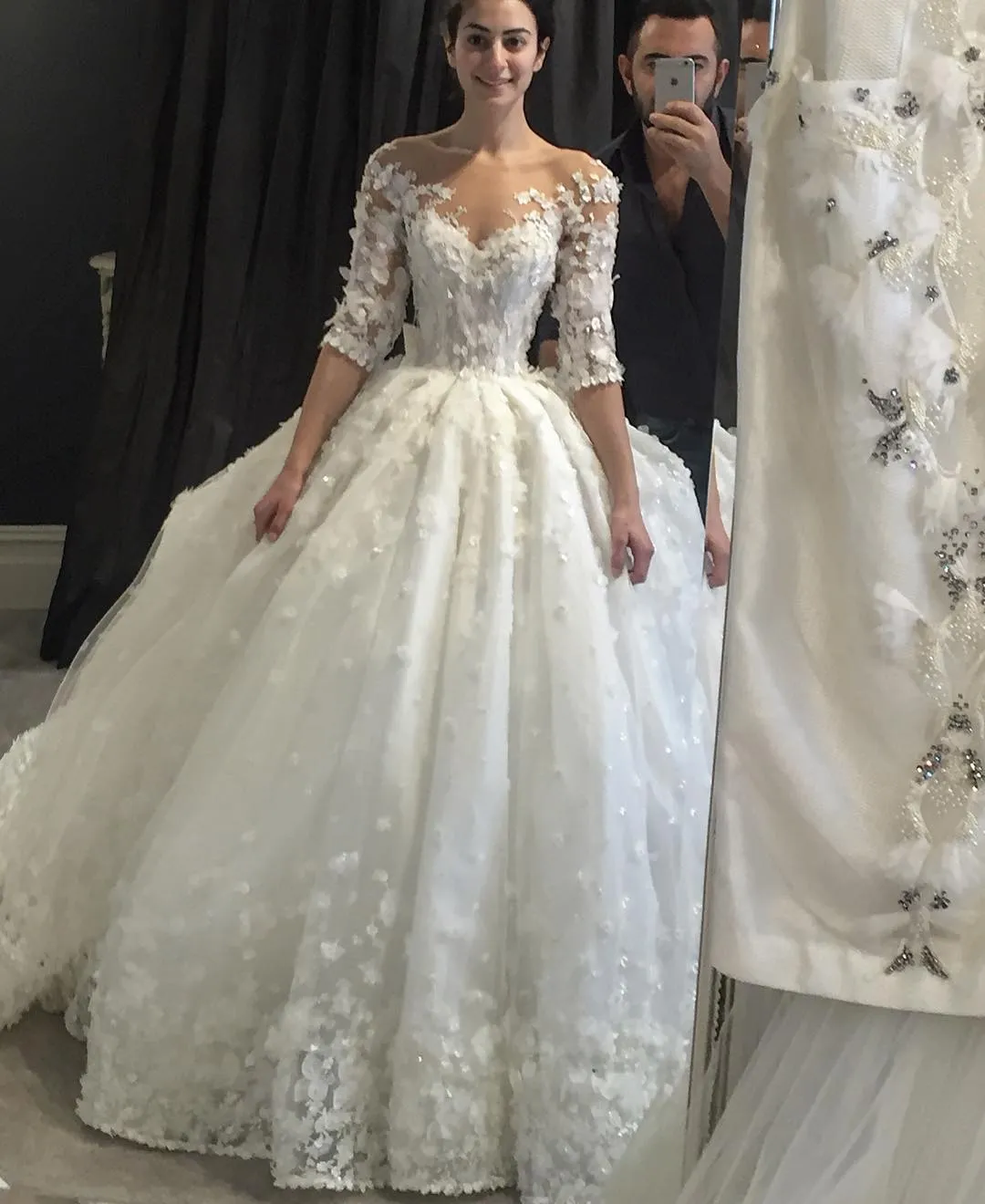 Luxury Ball Gown Crystal Wedding Dresses Half Sleeve 3D-Floral Appliques Lace Bridal Gowns Court Train Plus Size Wedding Dress