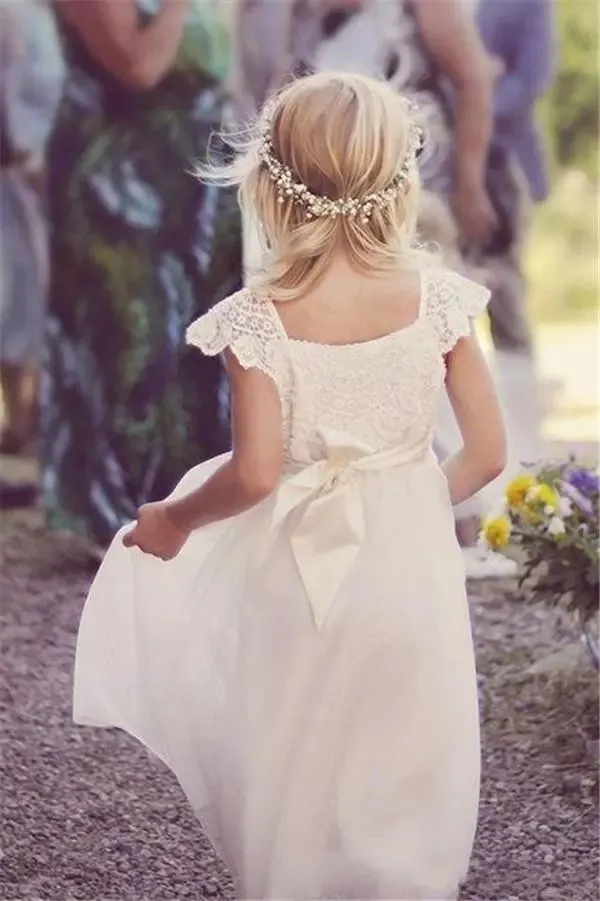 Boho-Strand-Blumenmädchenkleider mit Flügelärmeln, 2022, Spitzen-Chiffon, formelle Kinderkleider für Hochzeiten mit Schärpe, Erstkommunion, bodenlang