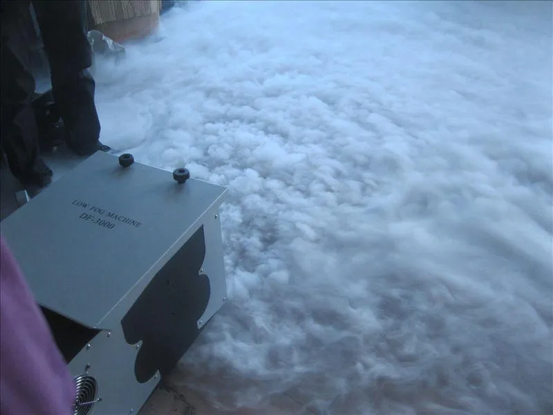 Machines à brouillard au sol basses Commerial 3000W équipées d'une machine à effets de fumée pour spectacle de fête de mariage