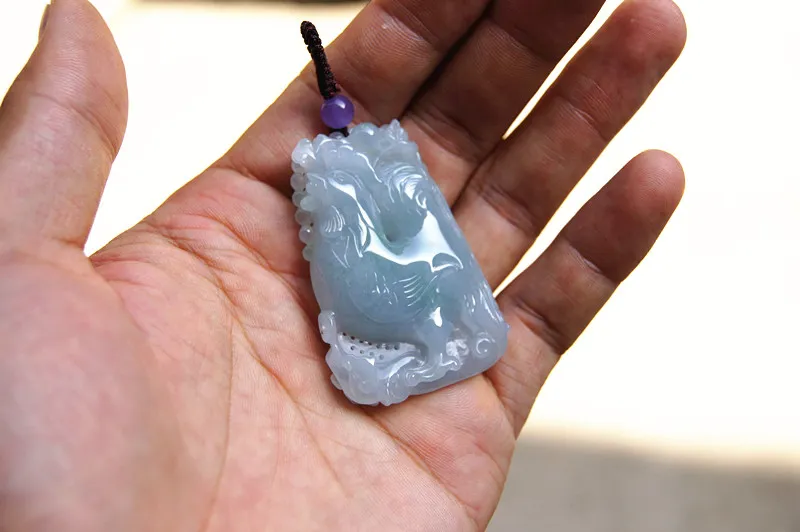 Sculpture faite à la main d'un coq trapézoïdal émeraude de type glace naturelle talisman, collier pendentif de bon augure celui-ci