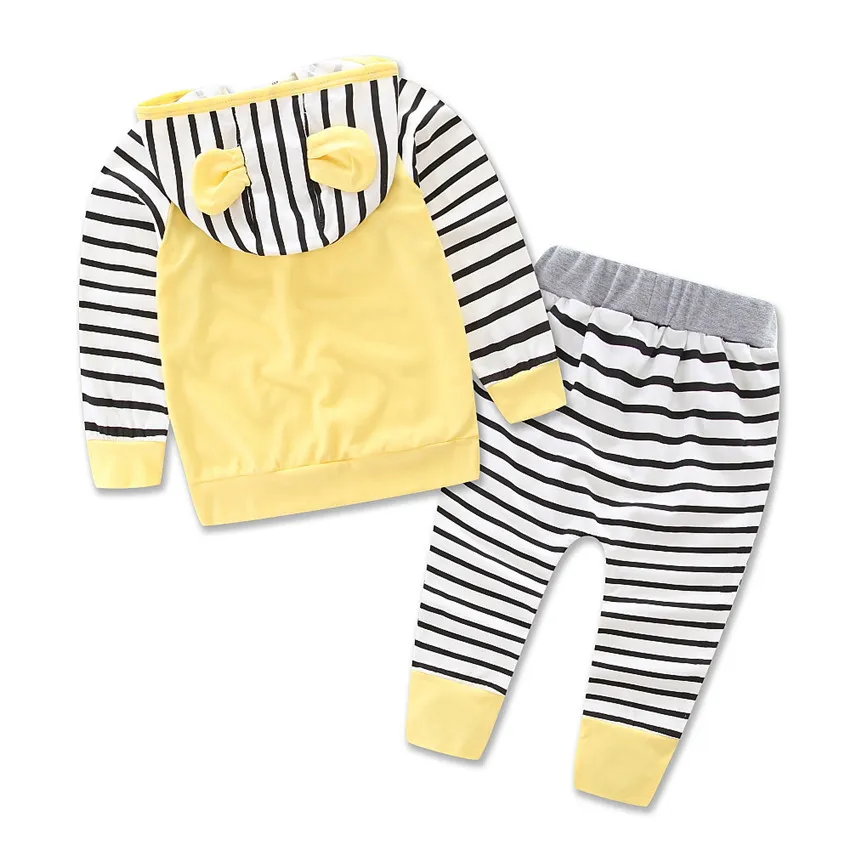 赤ちゃんの縞模様のジャンプスーツ2個セット幼児のカジュアル3 dフード付き服スーツのための熱いスタイルの秋のローマ字の幼児の服