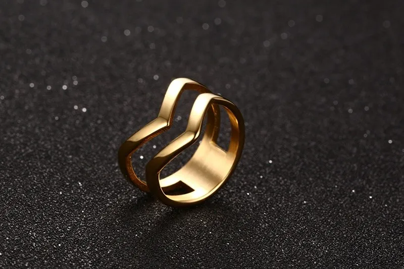 خاتم المجوهرات للنساء 18K الذهب مطلي الفولاذ المقاوم للصدأ رائع لامعة مصقولة مزدوجة شيفرون الخامس حلقة مفصل R-156212M