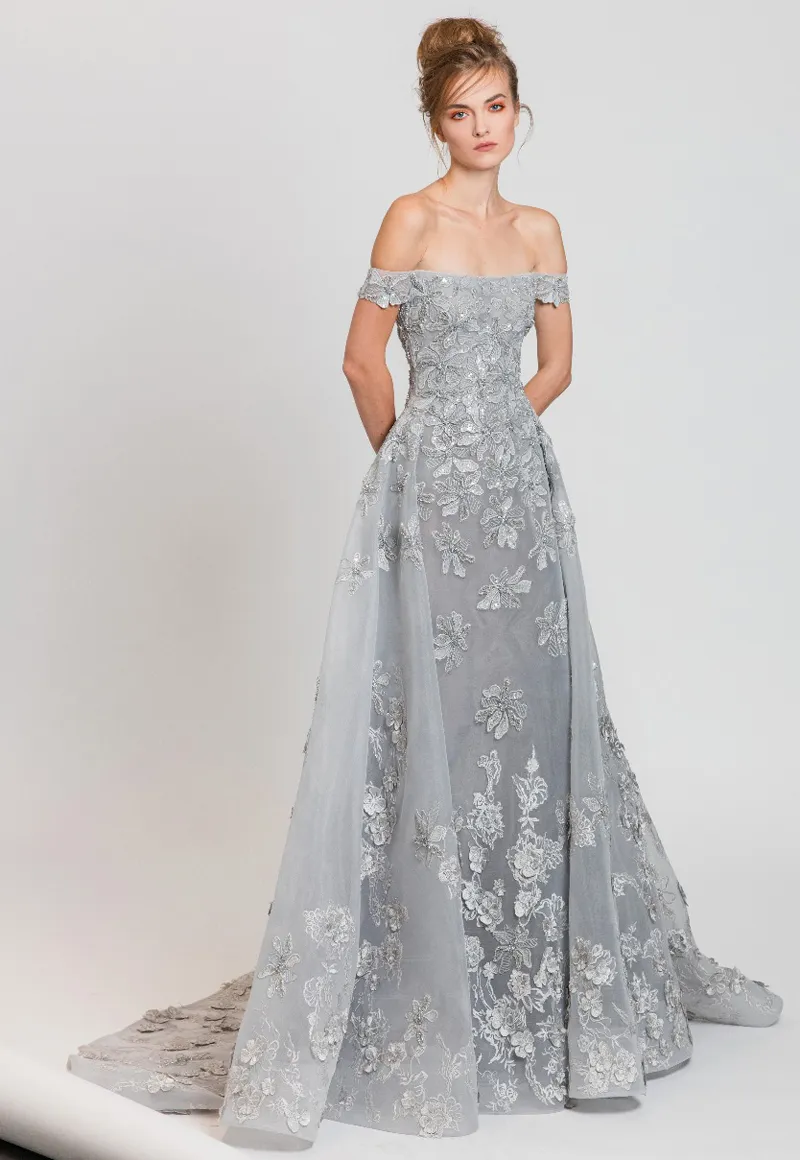 2023 Robes de soirée en argent à l'épaule avec Overskirt Organza avec appliques florales 3D