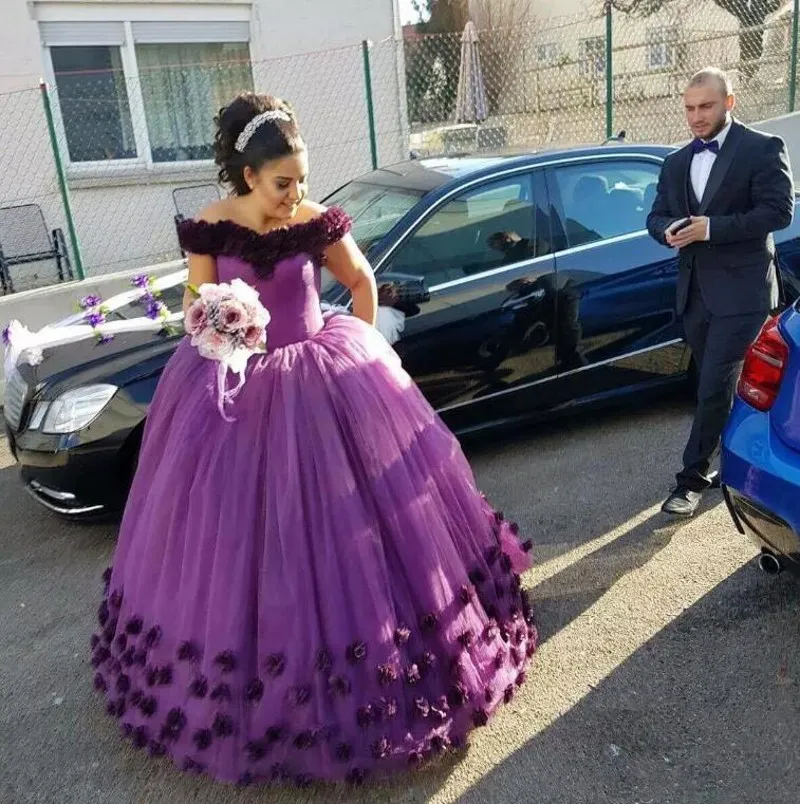 Splendidi abiti da sposa viola con spalle scoperte 2017-2018 Fiori fatti a mano con lacci sul retro Abiti da sposa su misura