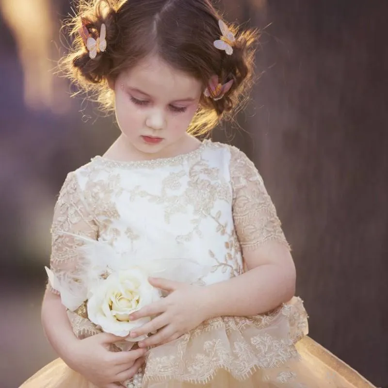 Robes de fille de fleur de robe de boule de dentelle d'or pour la robe de mariage Communion avec des robes de reconstitution historique de petit gâteau de plume de perle