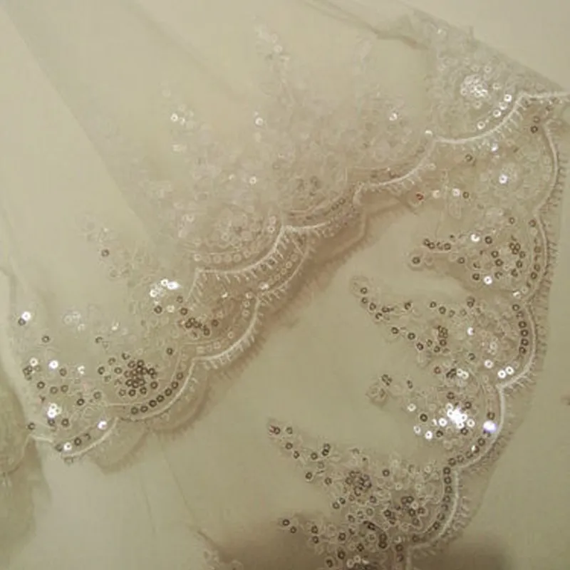 Kort bröllopslöja med kam 1,5 meter Brudslöja med Sequin Lace Appliques Billiga Bridal Tillbehör