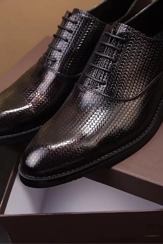 عرض أزياء رجالي الأعمال أوكسفورد عادية أحذية تنفس اللباس أحذية جلد البقر الأسود الطبعة الأصلية Chirstmas Size38-44