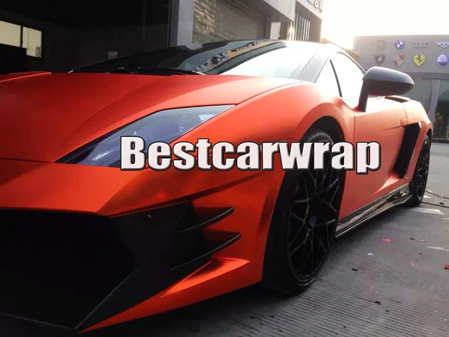 Orange Satin Chrome Matt Vinyl Car Wrap With With Air Bubble Free لرسومات المركبات الفاخرة يغطي شارات الرقائق 1.52 × 20 مترًا