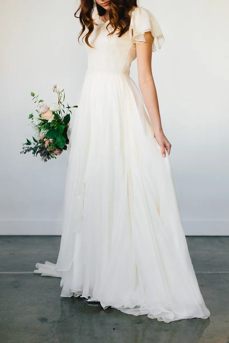 Flowy Chiffon Modest Wedding Dresses 2020 Beach Short Sleeves Beaded Belt Temple Bridal Gowns Queen Anne Neck Informal Reception Dress