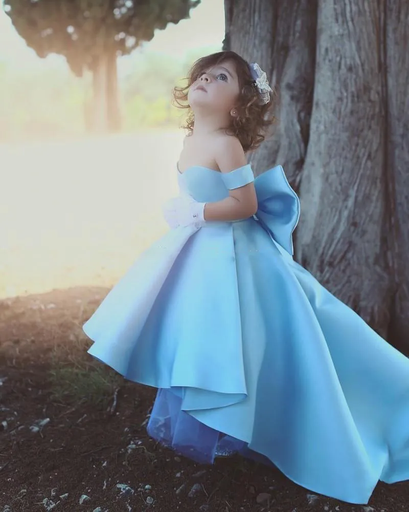 Baby Blue Girls Vestidos del desfile Fuera del hombro Satén Alto Bajo Vestidos de niña de las flores para la boda Big Bow Niños Vestido de fiesta de cumpleaños