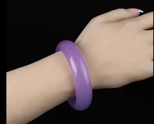 Pulseira de jadeíta violeta artesanal expandida para uma linda mulher