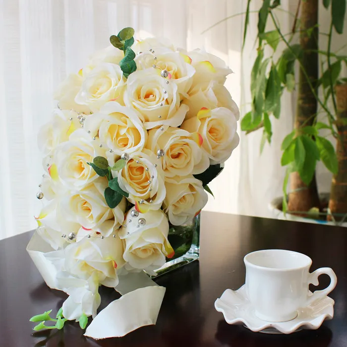 アイボリーローズ人工ブライダルカスケードブーケの花嫁の結婚式の花シルクリボンのブケデノイバパーティー用品