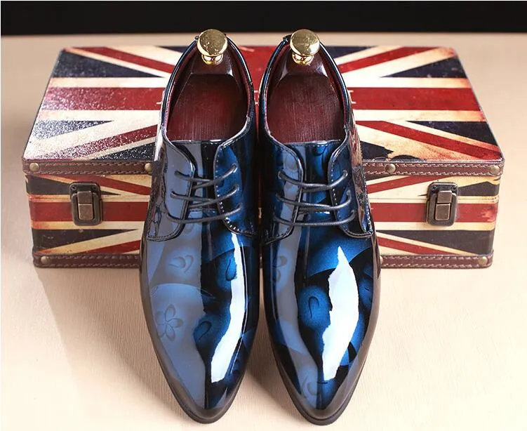 YENI Lüks Moda erkek Elbise Ayakkabı Patent Deri Sivri Burun Erkekler Parti Düğün Ayakkabı Daireler Derby Ayakkabı EUR38-46 AXX327