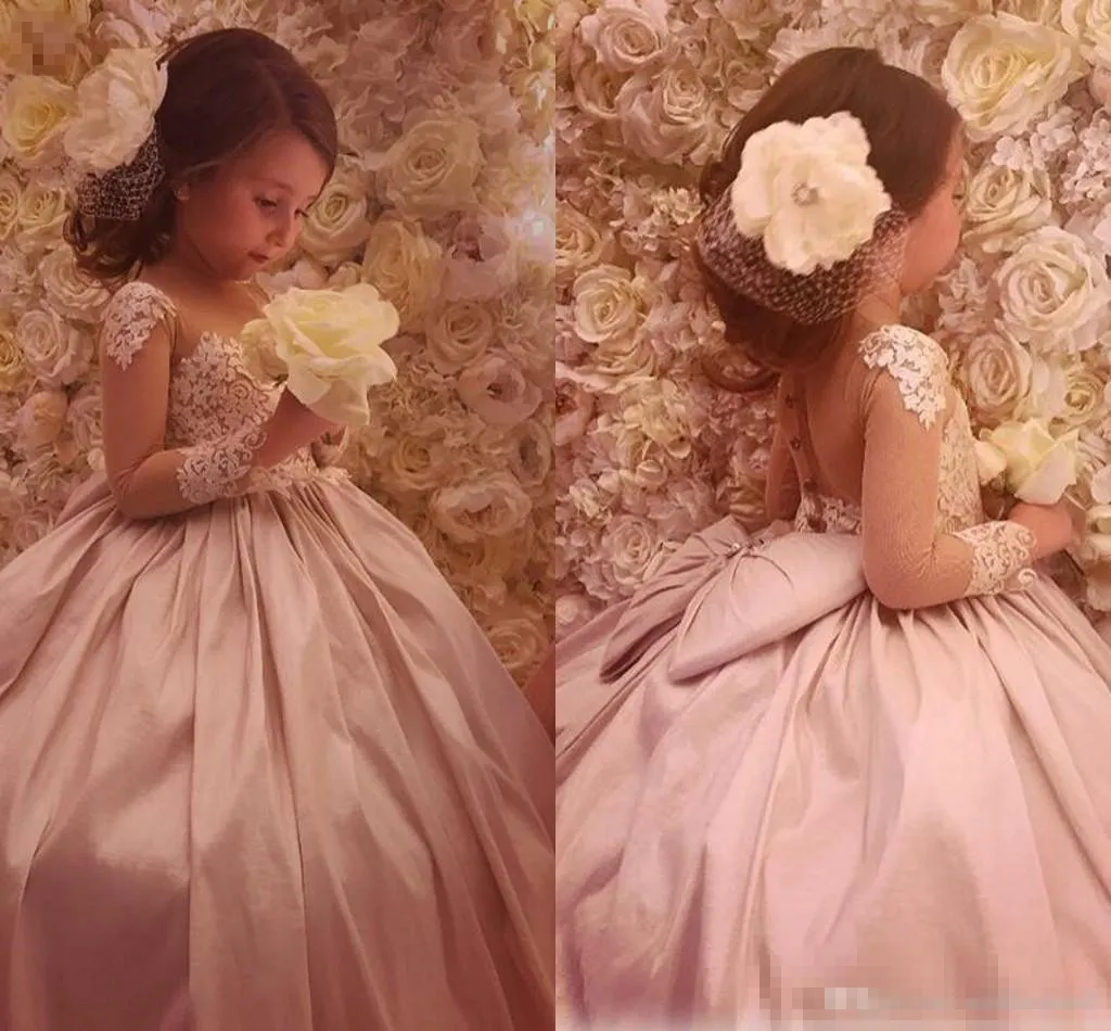 Schöne Spitze mit langen Ärmeln 2019 Arabische Blumenmädchenkleider Satin Sheer Neck Kinderkleid Schöne bodenlange Mädchenhochzeitskleider Günstig