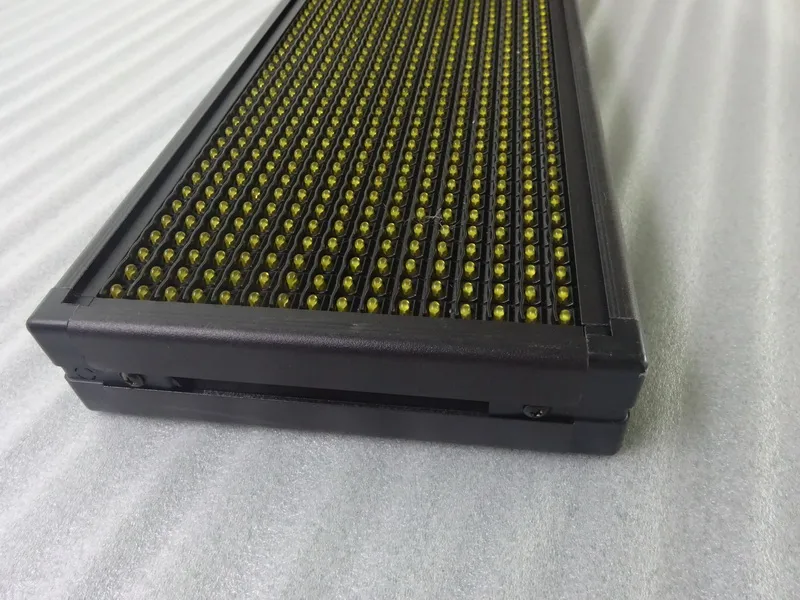 HOT SALE Grafik Semi-Outdoor P10 LED-skylt Moving Board Programmerbar Display 100cmx20cm Gul färg