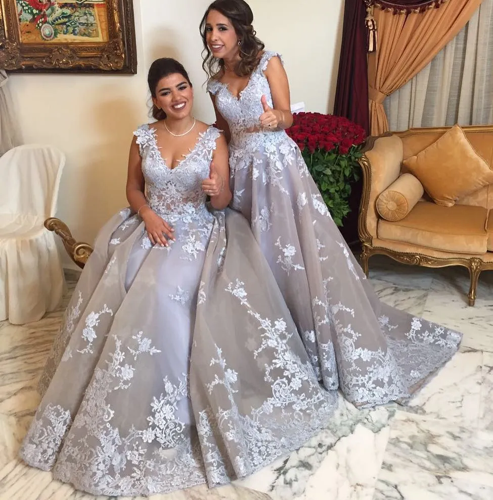 Superbes robes de demoiselles d'honneur dentelle Appliqued une ligne robe d'invité de mariage col en V balayage train organza demoiselle d'honneur robes