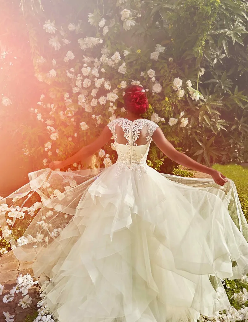 Afrikanische Ballkleid-Hochzeitskleider, transparenter Hals, Flügelärmel, Applikationen, gerüschter Tüll, schwarze Braut-Hochzeitskleider, Nigeria-Brautkleider