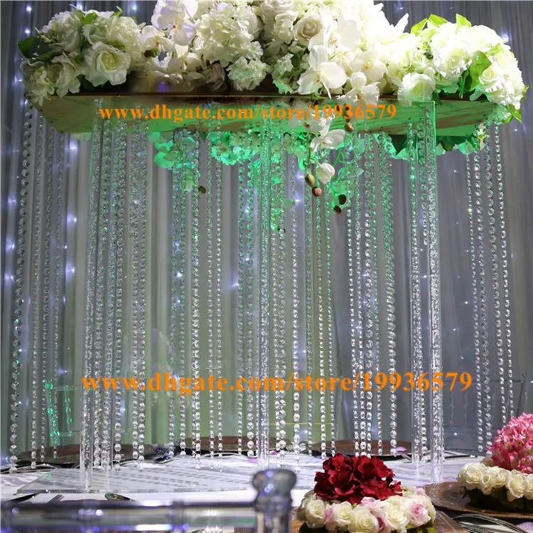 Centrotavola alto quadrato in acrilico eventi con perline di cristallo sospese come decorazione la tavola nuziale