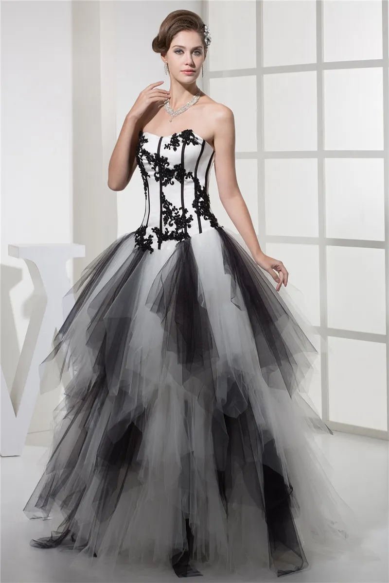 2017 Nouveau Sexy Noir Et Blanc Appliques Robe De Bal Robe De Quinceanera Avec Tulle Plus La Taille Douce 16 Robe Robe Debutante Robes BQ71