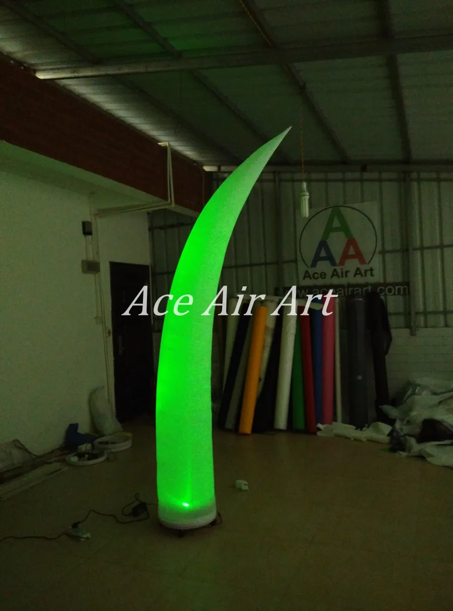 Cono inflable de curva de iluminación RGB colorido atractivo para evento de boda en Francia viene con soplador de base y control remoto