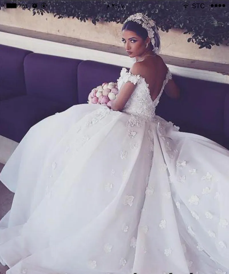 Arábia Saudita Vestidos de Casamento 2017 vestido de Baile Sexy Com Decote Em V Fora Do Ombro Romântico Flores Vestidos de novia Luxo Trem Catedral Vestidos de Noiva