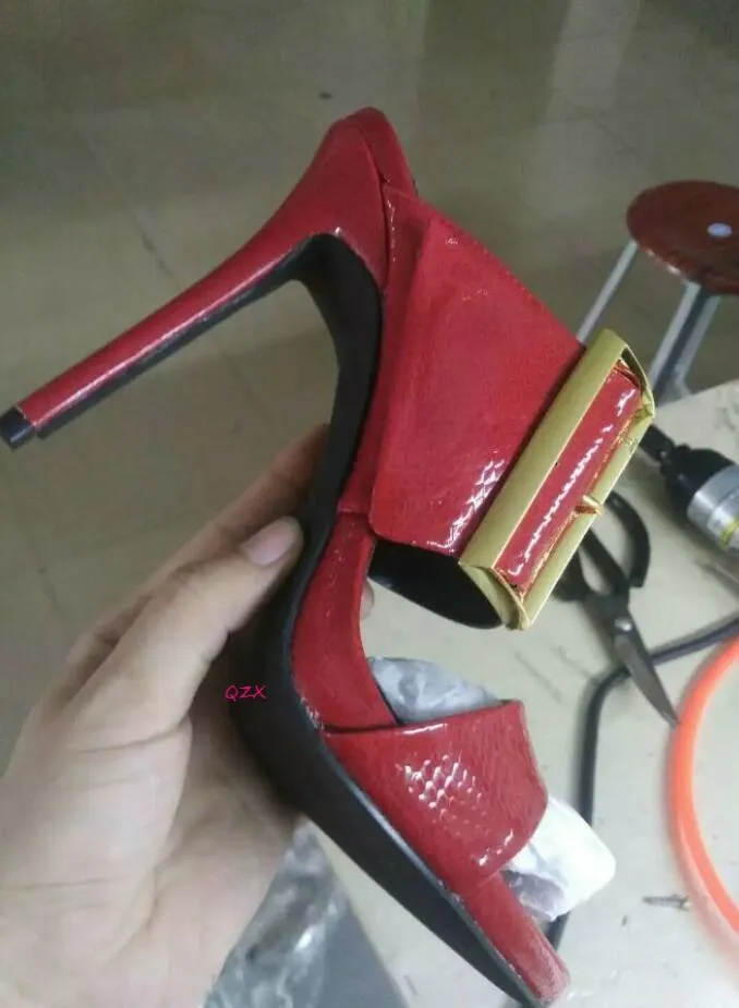 2017 mode kvinnor spänne sandaler snakeskin print läder högklackat parti skor öppna tå gladiator sandaler tunna häl glider sandaler