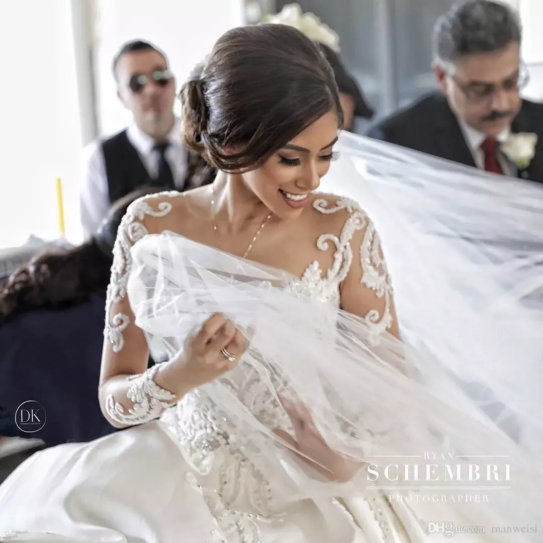 Långärmad 2022 Bröllopsklänningar Lace Applique Crystal Sheer Neck Bridal Gowns Cathedral Train Satin Plus Storlek Bröllopsklänning