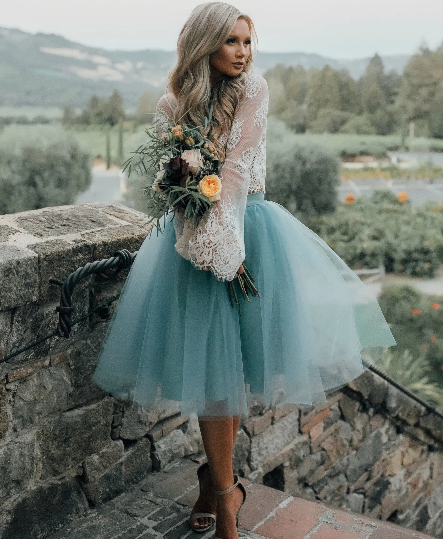 Abiti da sposa gotici 2016 Lunghezza al ginocchio Corto Due pezzi Abito da sposa country economico Illusion Top Abiti da sposa bohémien a maniche lunghe in pizzo