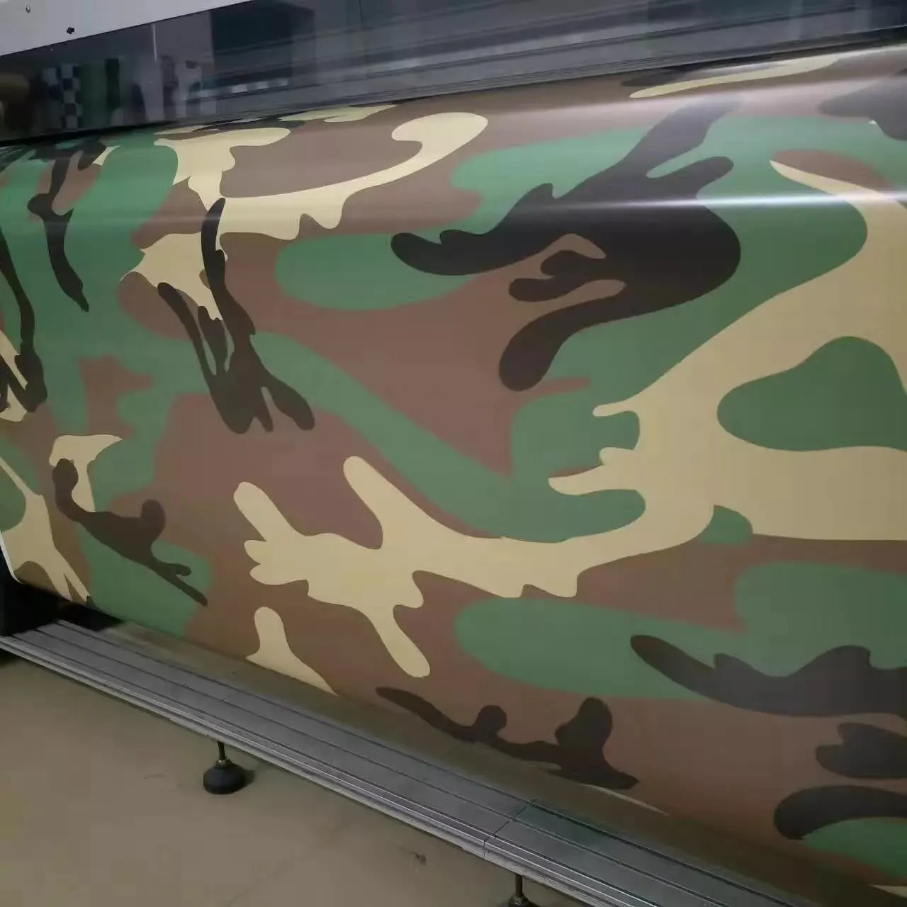 Film d'enveloppe de voiture en vinyle camouflage vert forêt à grandes taches couvrant avec dégagement d'air brillant film de camouflage mat couvrant la feuille 1 52x 10m 22975