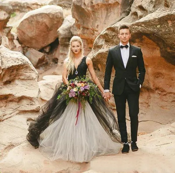 Abiti da sposa vintage in bianco e nero a linea A 2019 scollo a V gotico in pizzo e tulle abiti da sposa lunghi su misura Cina EN7117