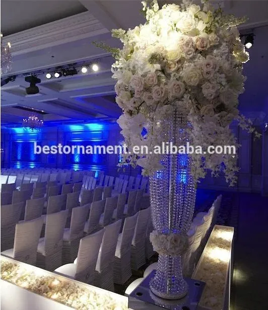 Dekorativ hög klar kristallpelare stativ och blommor för bröllopscentrum