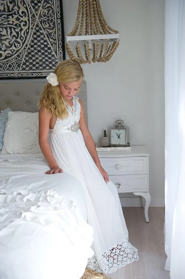 2019 Neuankömmling Boho-Blumenmädchenkleid für Hochzeit, Strand, V-Ausschnitt, A-Linie, Spitze und Chiffon, weiße Kinder-Hochzeitskleider nach Maß1051774