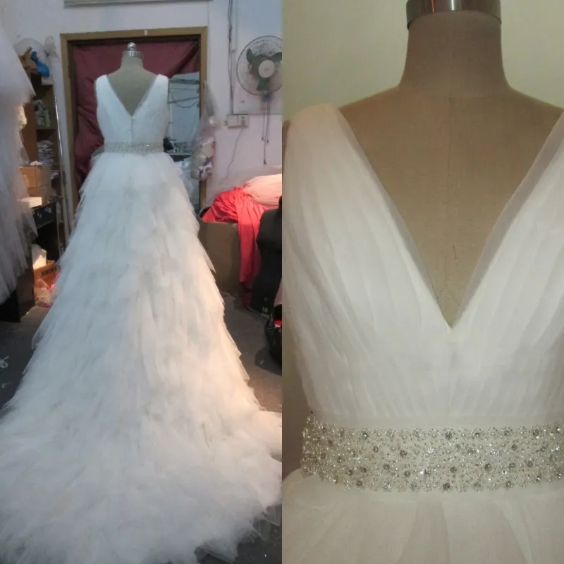 Stunning Real Image Bröllopsklänningar En Linje V Neck Ruched Tulle Ruffles Skirt Brudklänningar med Utsökt Beaded Belt Custom Made