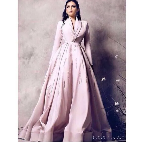 Rosa Abendkleider 2019 Bescheidenes A-Linien-Abschlussballkleid mit langen Ärmeln, V-Ausschnitt und glitzernden Perlen, Dubai-Arabisch-Anlasskleider Yousef Aljasmi