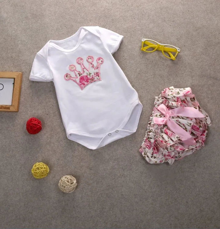 2017 New Baby Princess Set di abbigliamento Neonate Bianche manica corta Pagliaccetti corona + Pantaloncini stampati floreali 2 pezzi Set Abiti bambini Abiti bambini