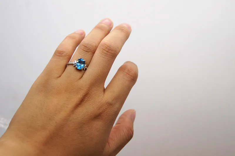 Charm Ring 925 Sterling Silver inkrustowany z Blue Topaz Ring. Pierwszy wybór dla pięknej pani